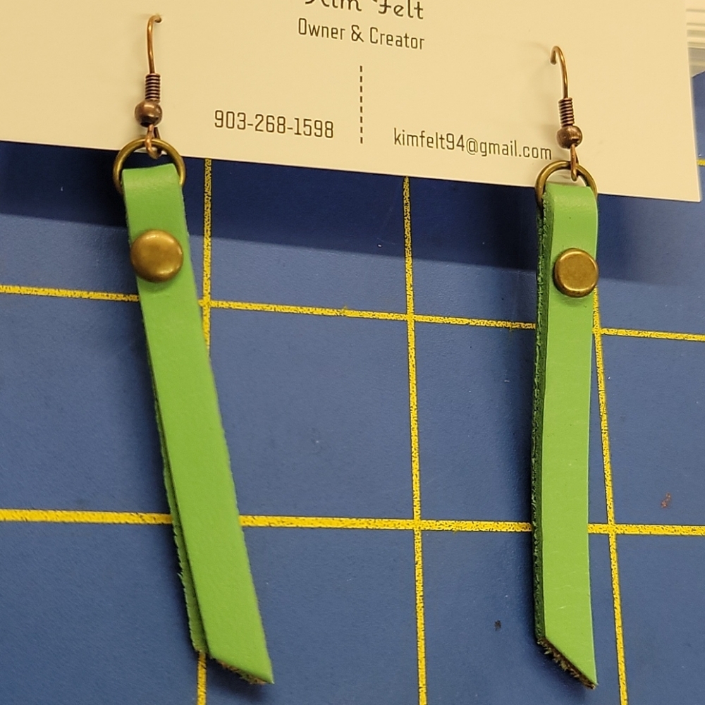 25 Pleather Earrings Bronze Tone Metal 12$